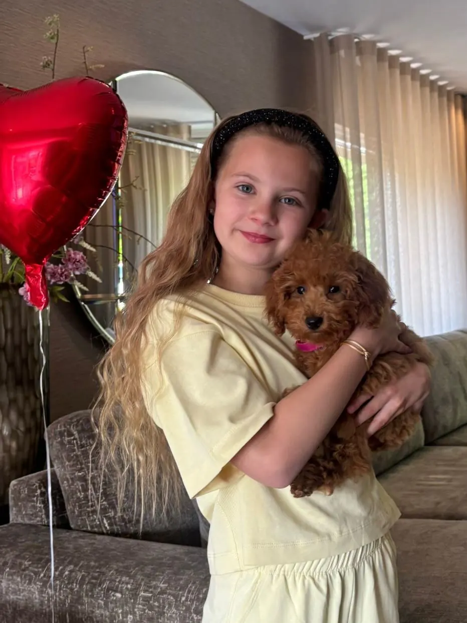 Meisje met een rode pup en een hartjesballon